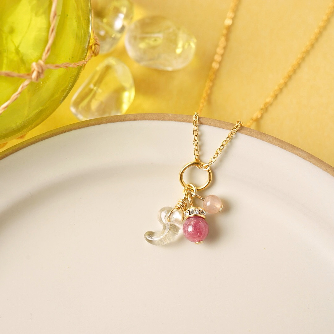 ルチルクオーツ勾玉とルビーのネックレス