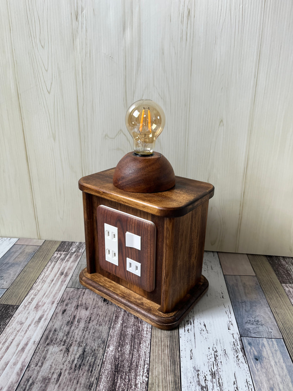 コンセント付きのLEDスタンドライト 木目調コンセント付き卓上ライト スタンドライト・テーブルランプ DIY