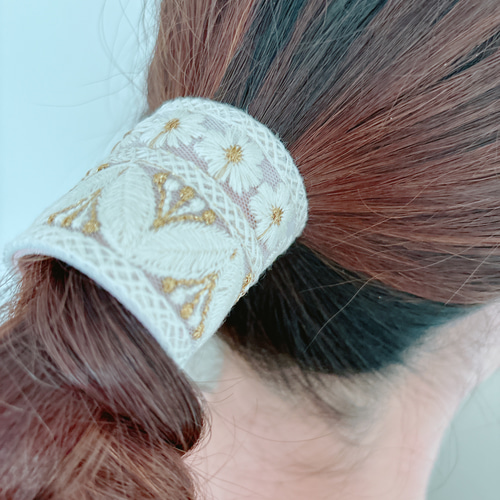 ♡インド刺繍リボン　ポニーフック　ヘアカフ　アイボリーふんわりレース♡ インド刺繍 リボン ポニーフック ラップリボン リボンラップ