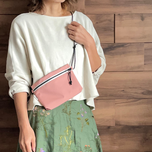 春限定カラー】撥水防水サコッシュ☆ 5つのポケット☆コンパクトで軽量