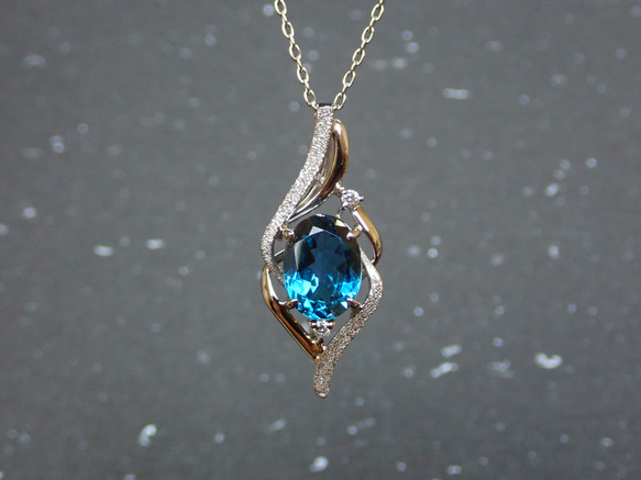 P156 可愛いフラワー天然ダイヤモンド&ブルーダイヤモンドペンダントトップ P156 可愛いフラワー天然ダイヤモンド&ブルーダイヤモンドペンダントトップ