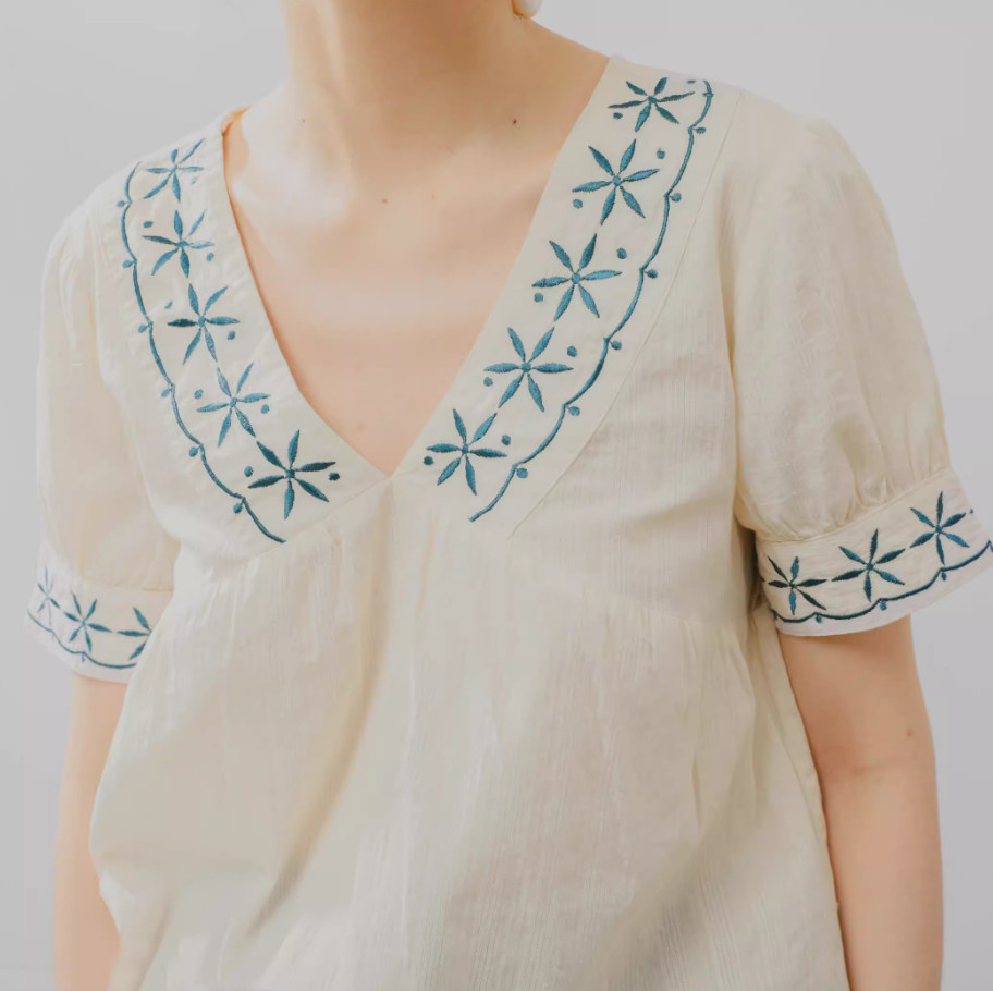 刺繍入り　Vネック半袖ブラウス　コットン