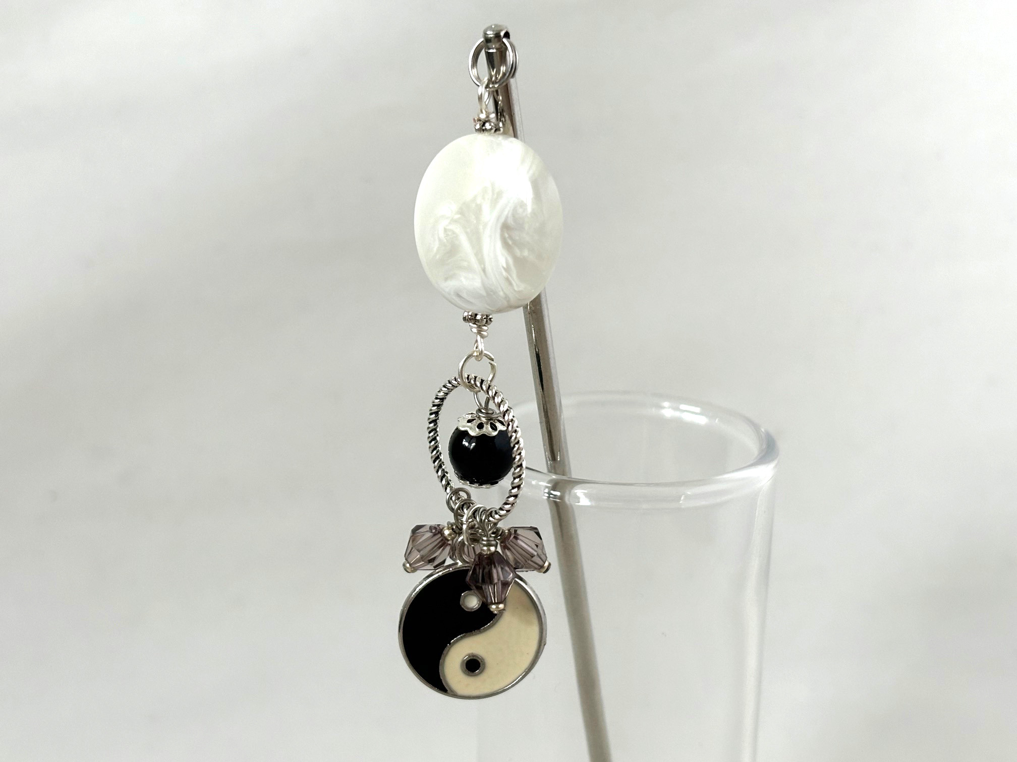 かんざし　インヤンチャームとグレーマーブルビーズの簪　一本挿し　一本簪　黒　ブラック　グレー　モノトーン　灰色　0104