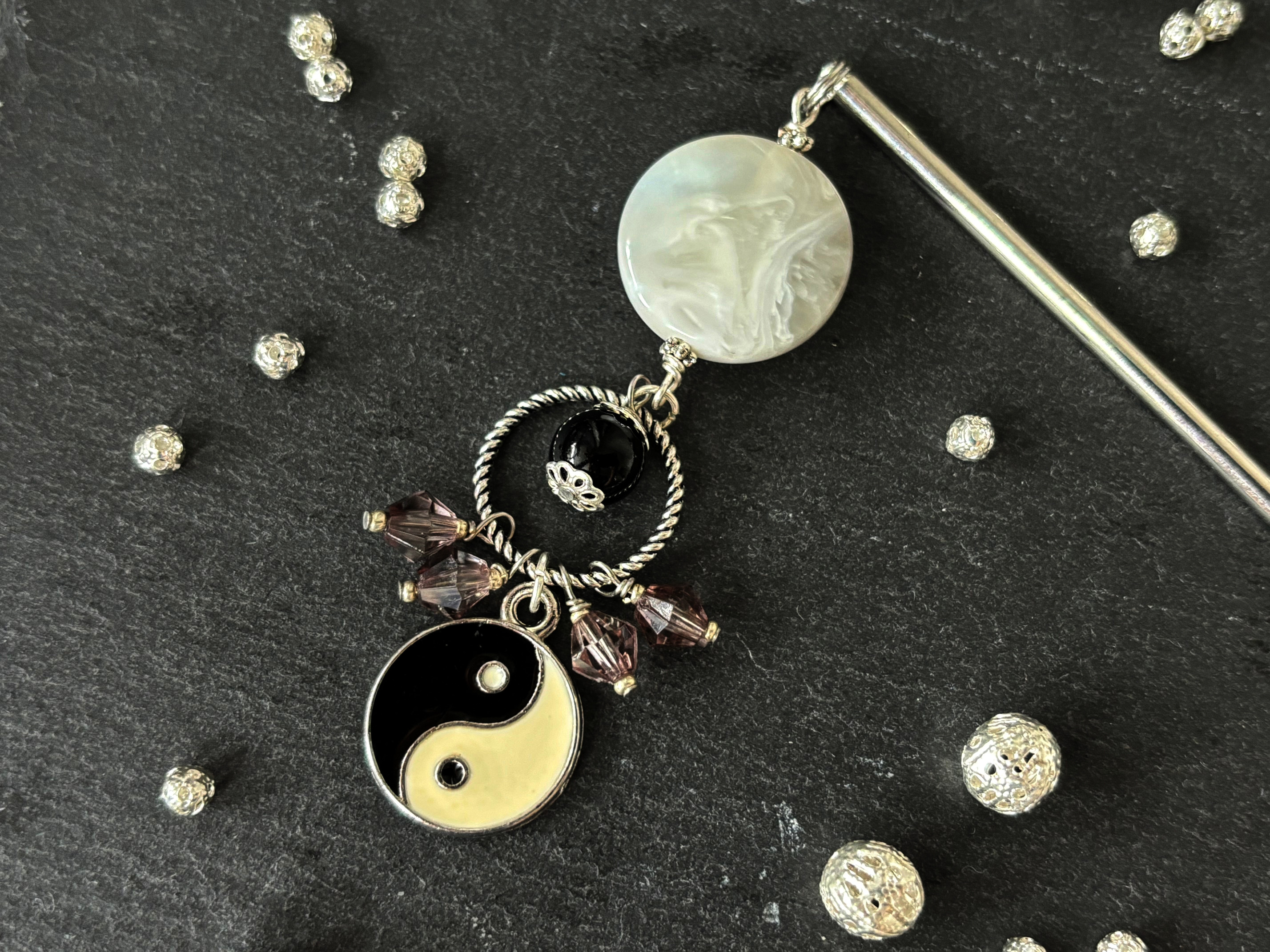 かんざし　インヤンチャームとグレーマーブルビーズの簪　一本挿し　一本簪　黒　ブラック　グレー　モノトーン　灰色　0104