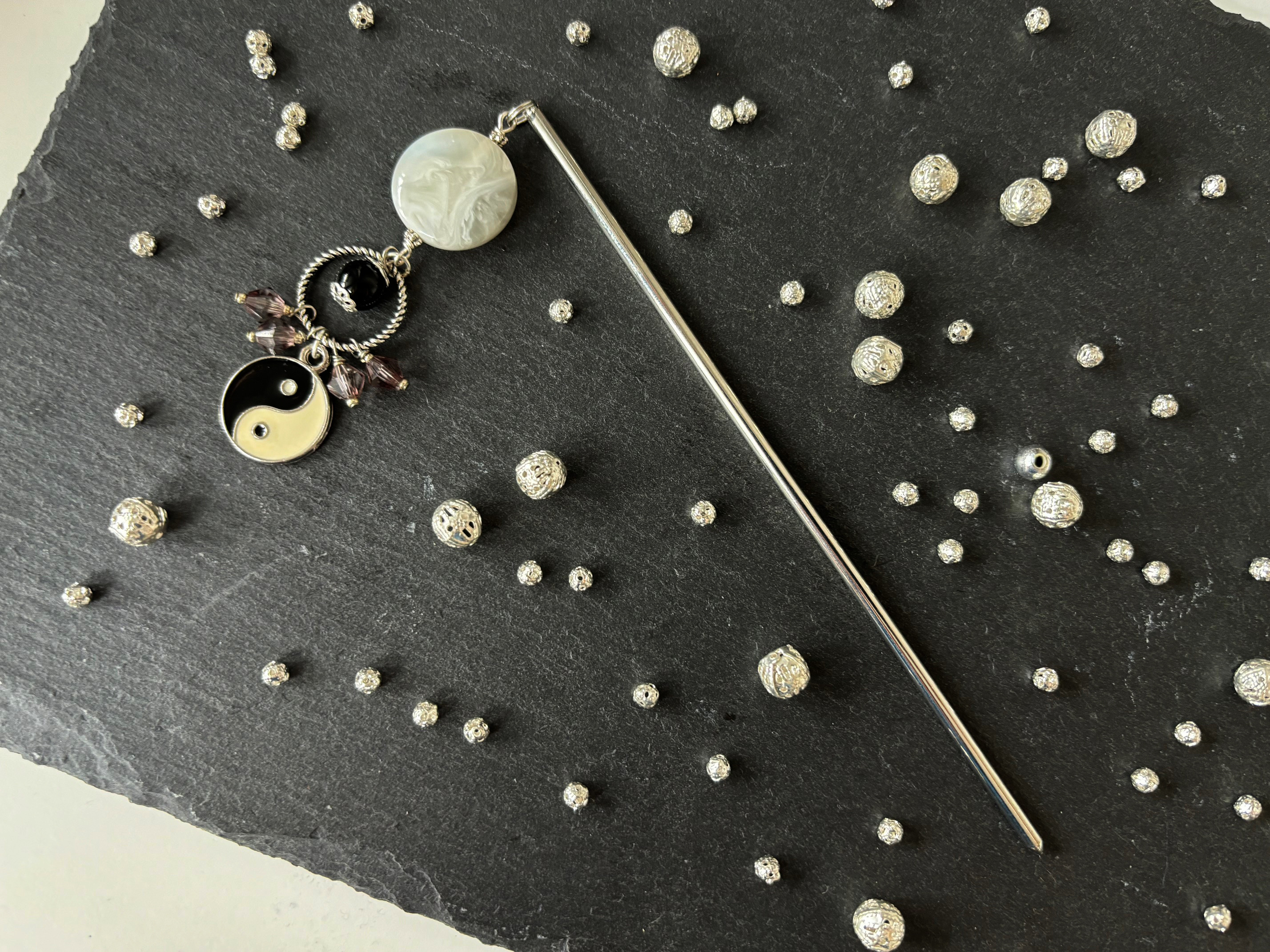 かんざし　インヤンチャームとグレーマーブルビーズの簪　一本挿し　一本簪　黒　ブラック　グレー　モノトーン　灰色　0104