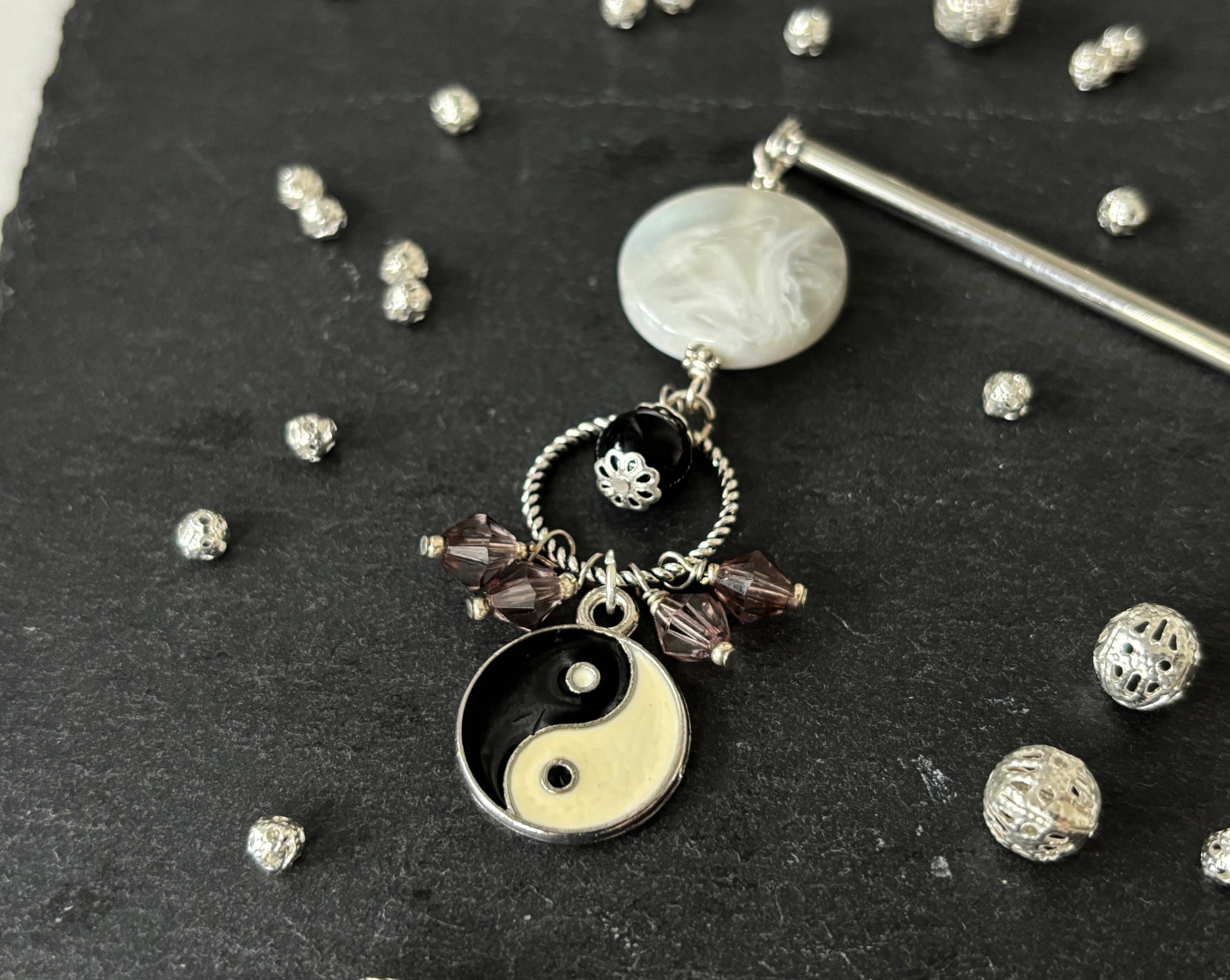 かんざし　インヤンチャームとグレーマーブルビーズの簪　一本挿し　一本簪　黒　ブラック　グレー　モノトーン　灰色　0104