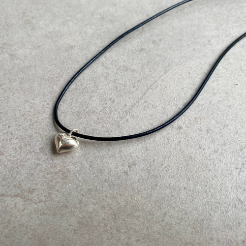 カレンシルバーハートの本革 革紐ネックレス/silver925