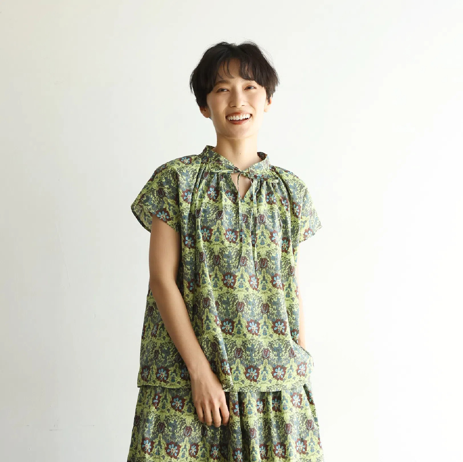 お洒落を楽しむ総柄ブラウス　フレンチスリーブ  リボン付き　コットン　240709-1