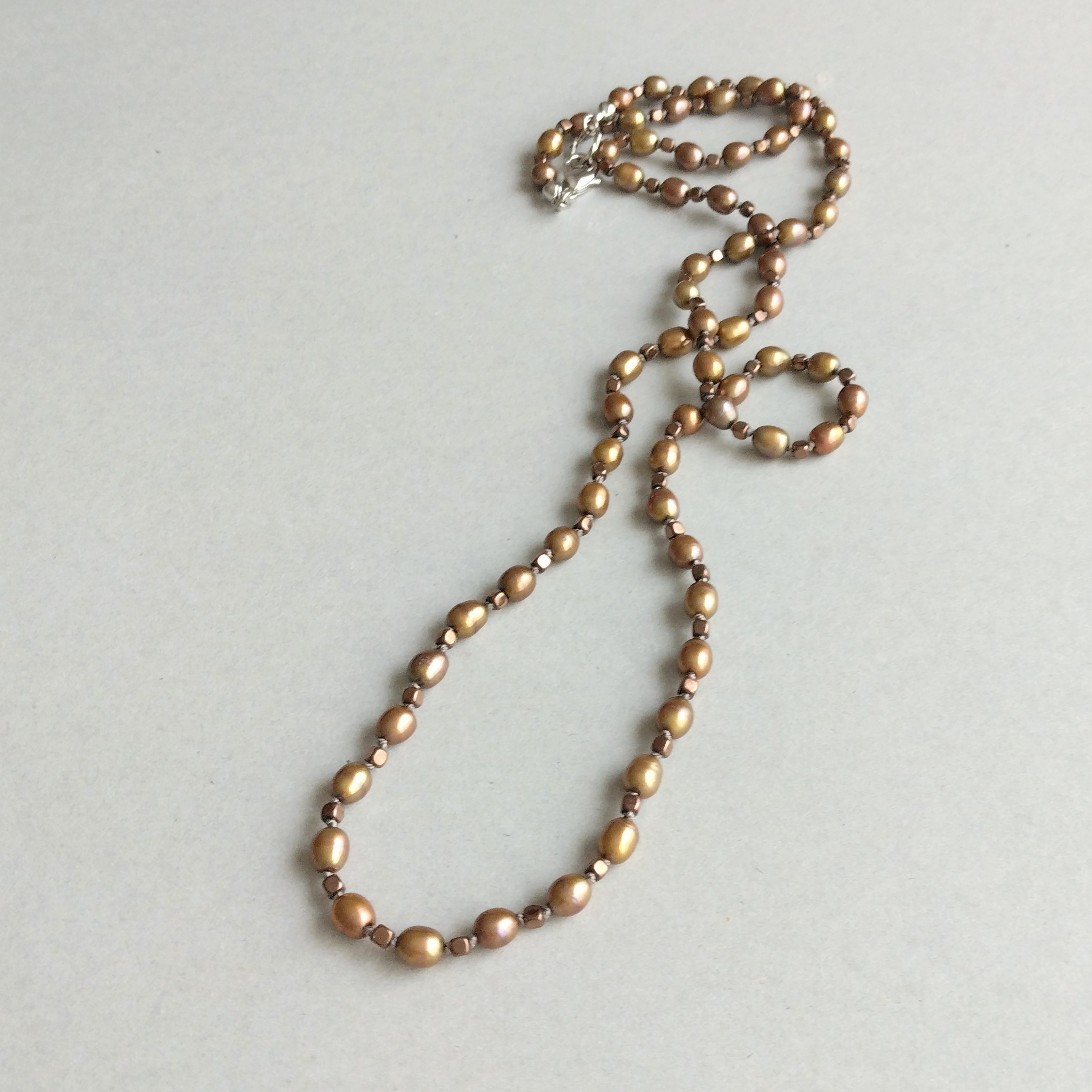 ブラウンカラー淡水パール×ヘマタイトロングネックレス