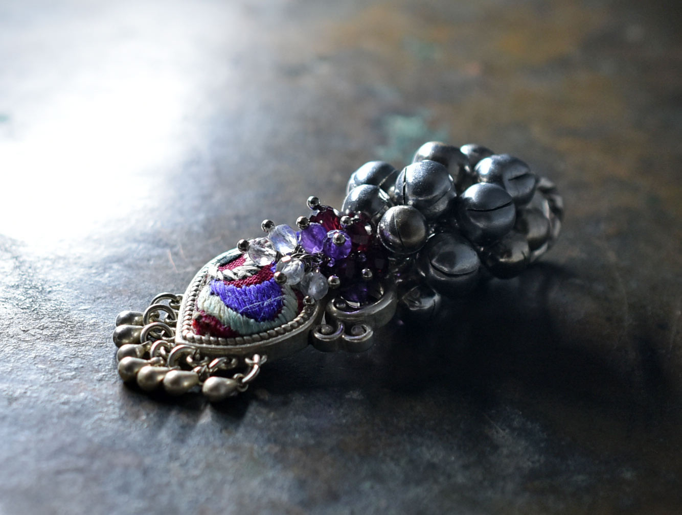 ミャオ族刺繍古裂孔雀とたわわな鈴と雫アメジスト、小さなストーンビーズのペンダントトップⅡ 10,350円