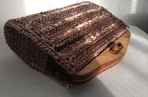 ゴールドベージュ✽木製ハンドルのクラッチバック 3枚目の画像