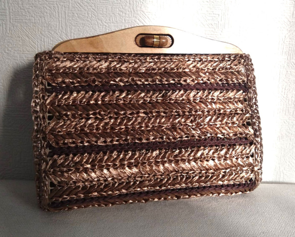 ゴールドベージュ✽木製ハンドルのクラッチバック 1枚目の画像