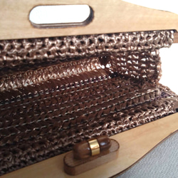 ゴールドベージュ✽木製ハンドルのクラッチバック 2枚目の画像