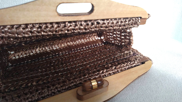 ゴールドベージュ✽木製ハンドルのクラッチバック 2枚目の画像