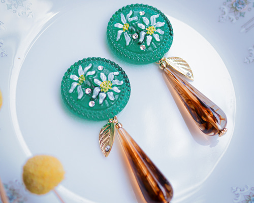 ピアス リボン 白 緑 ビーズ ビジュー 黄緑 星 ガラスチャーム デート