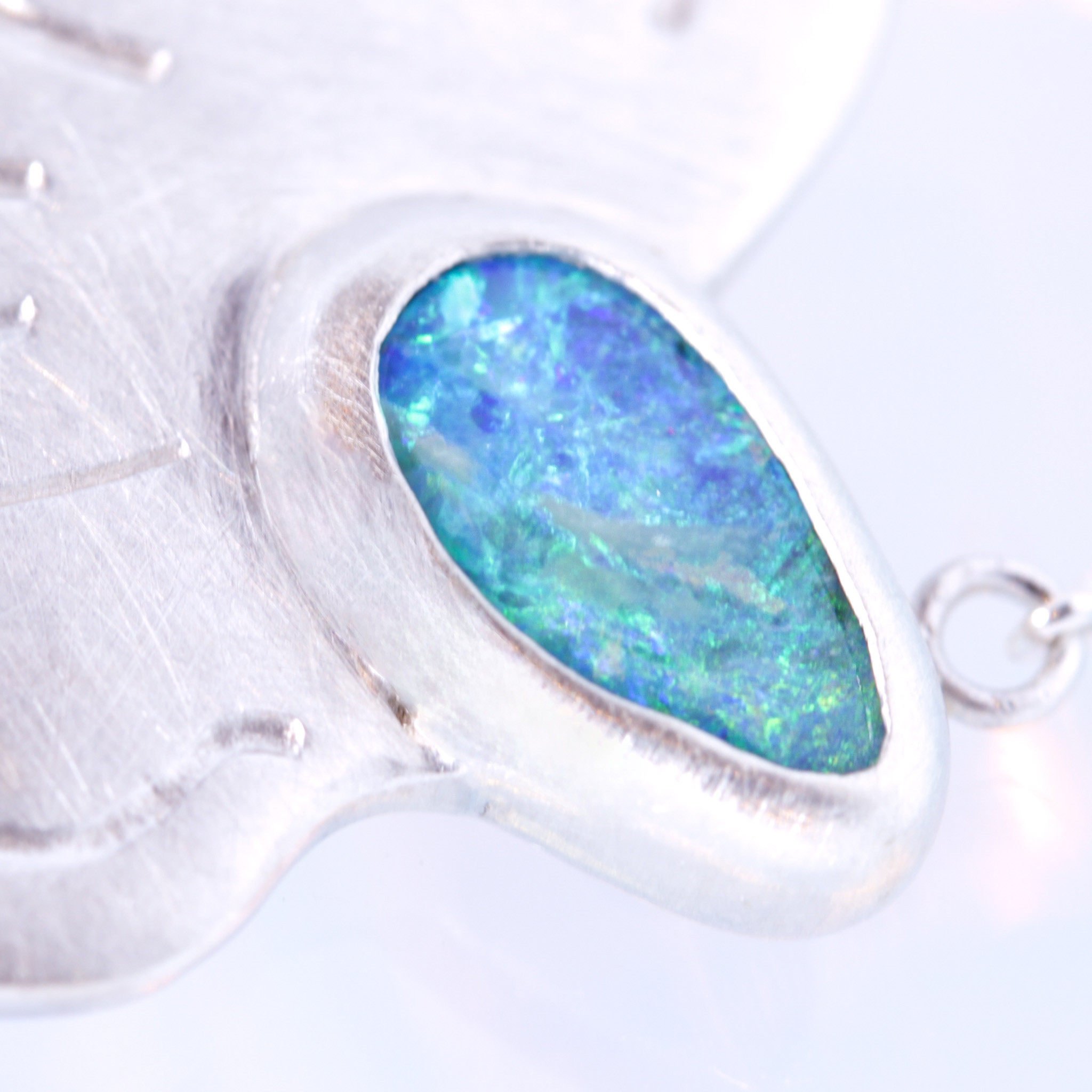 オーストラリア産ボルダーオパール・ネックレス《fish-beta》