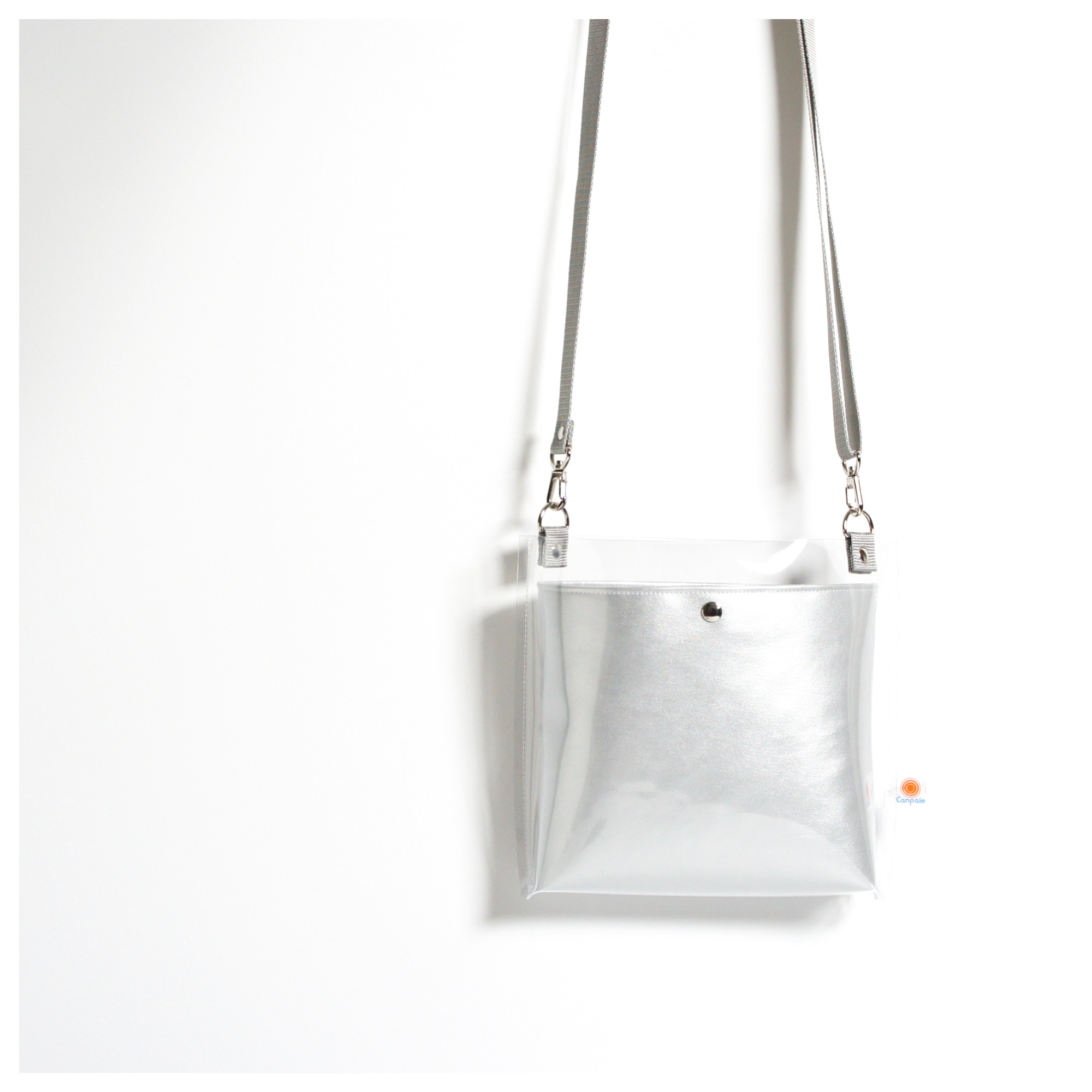 シンプルコーデが決まるPVCのスクエアサコッシュ（クリア＋シルバー〈ストラップ：シルバーグレー〉）《受注制作》