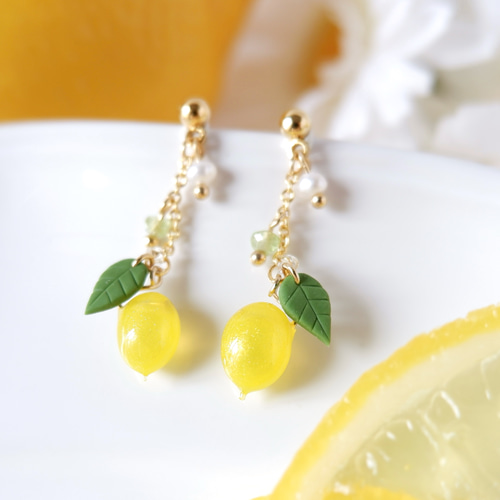 揺れるちっちゃなレモンのイヤリング、ピアス・受注制作〈檸檬、夏