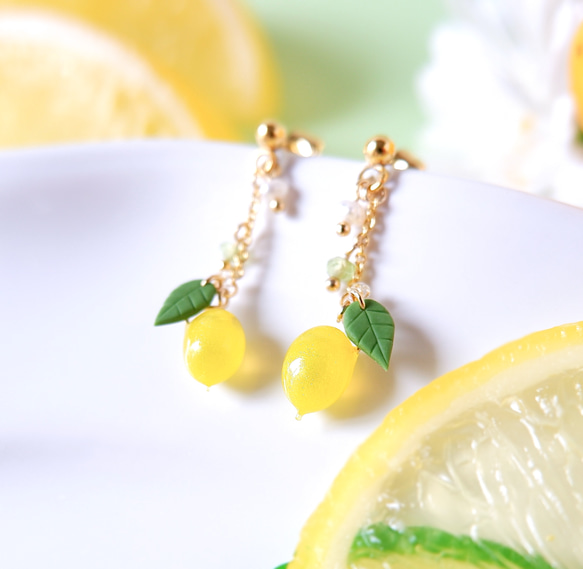 揺れるちっちゃなレモンのイヤリング、ピアス・受注制作〈檸檬、夏