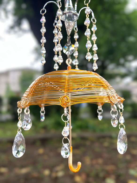 キラキラ癒しの雨と傘のシャンデリアサンキャッチャー 3枚目の画像