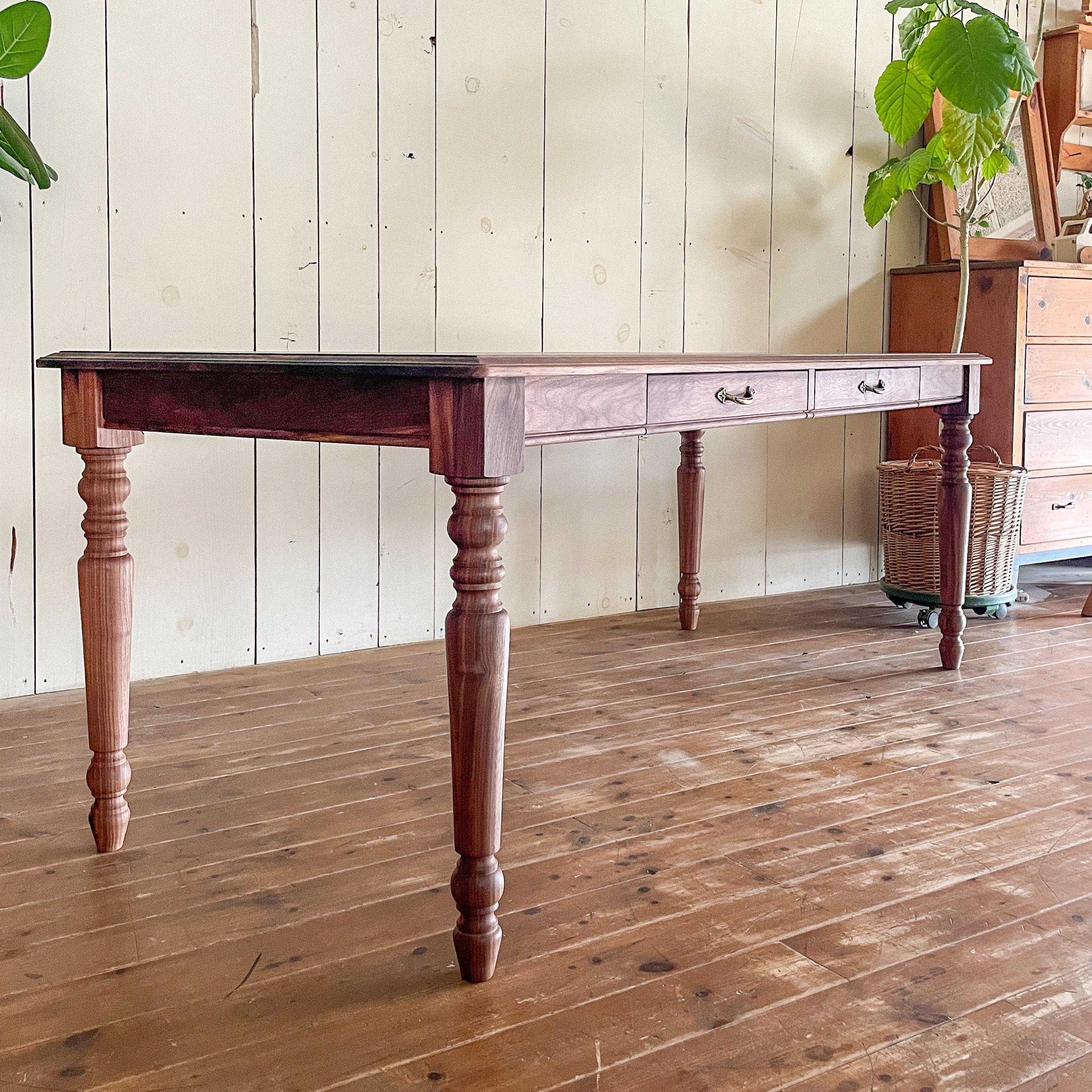 ブラックウォールナットダイニングテーブル ろくろ足 高級アンティーク調テーブル 結婚式場 オーダーメイドテーブル