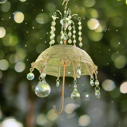 キラキラ癒しの雨と傘のシャンデリアサンキャッチャー 1枚目の画像