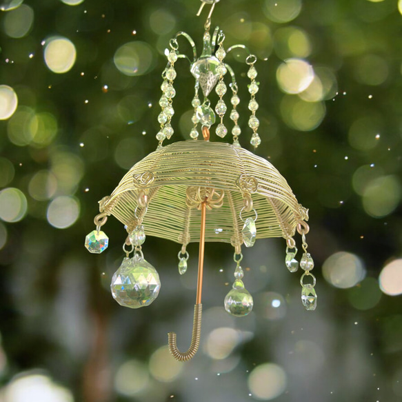 キラキラ癒しの雨と傘のシャンデリアサンキャッチャー 1枚目の画像