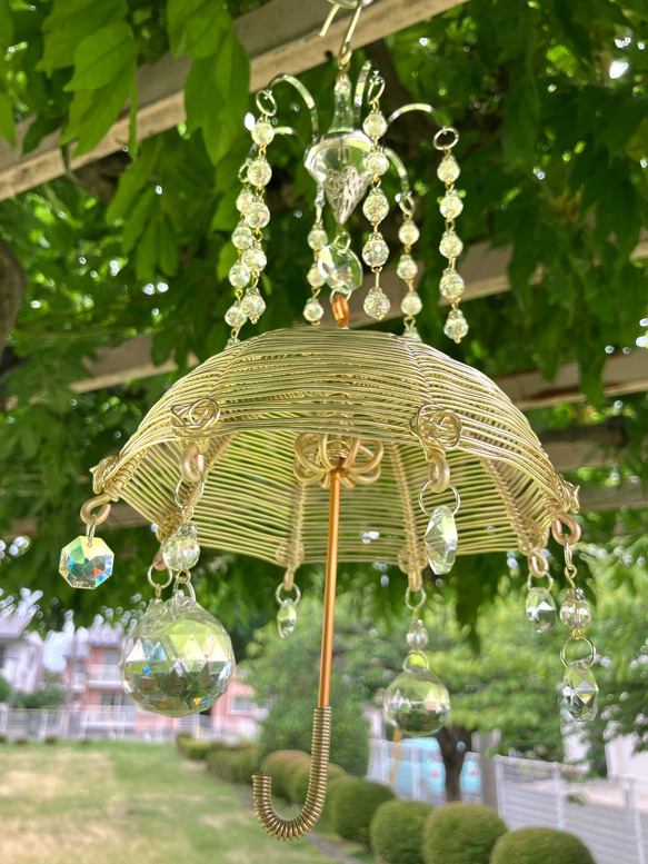 キラキラ癒しの雨と傘のシャンデリアサンキャッチャー 2枚目の画像
