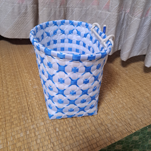 ●PPバンドかご(格子編みはけご　小)、収穫かご、模様a-黒-赤、色違い3個組 ○PPバンドかご(格子編みはけご 小)、収穫かご、模様a-黒-赤、色
