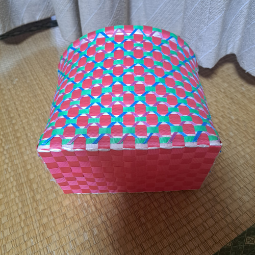 PPバンドかご(模様編み はけご 小)収穫かご、プラカゴ 模様f-赤-白-緑