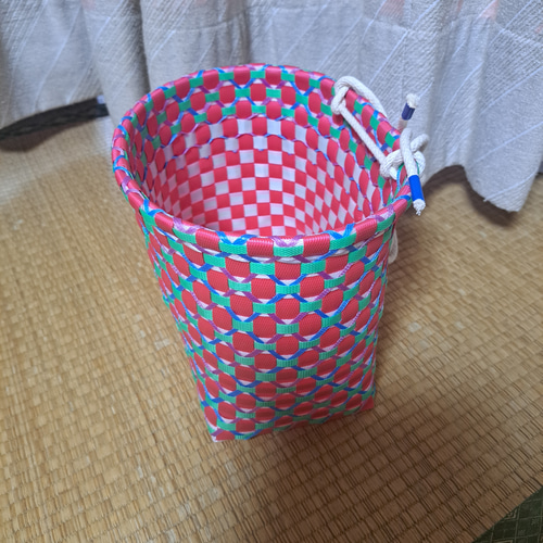 PPバンドかご(模様編み はけご 小)収穫かご、プラカゴ 模様f-赤-白-緑