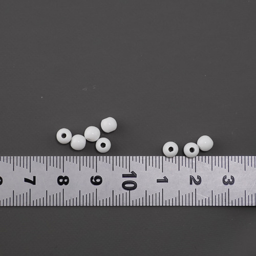 ホワイトのボールビーズ（白、プラスチック、4mm、7g） ビーズ