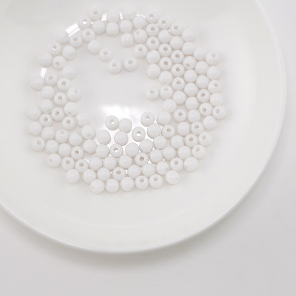ホワイトのボールビーズ（白、プラスチック、4mm、7g） ビーズ