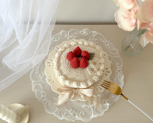 E*n様 チョコレートケーキの編みぐるみ◎ 真っ赤な苺のチョコレートケーキ🍫編みぐるみ - かぎ針あみ