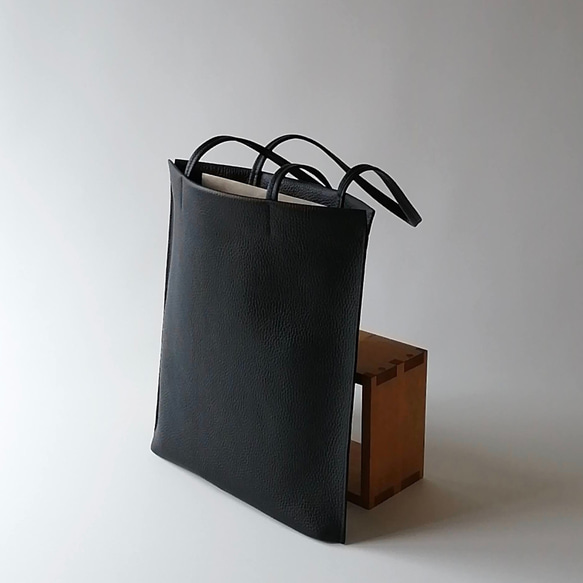 ブラックレザー封筒型バッグ ほぼフラットな本革トートバッグ／A4・角2封筒対応【受注製作