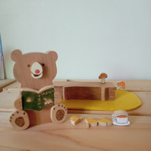 本を読む可愛いクマのオブジェ 。