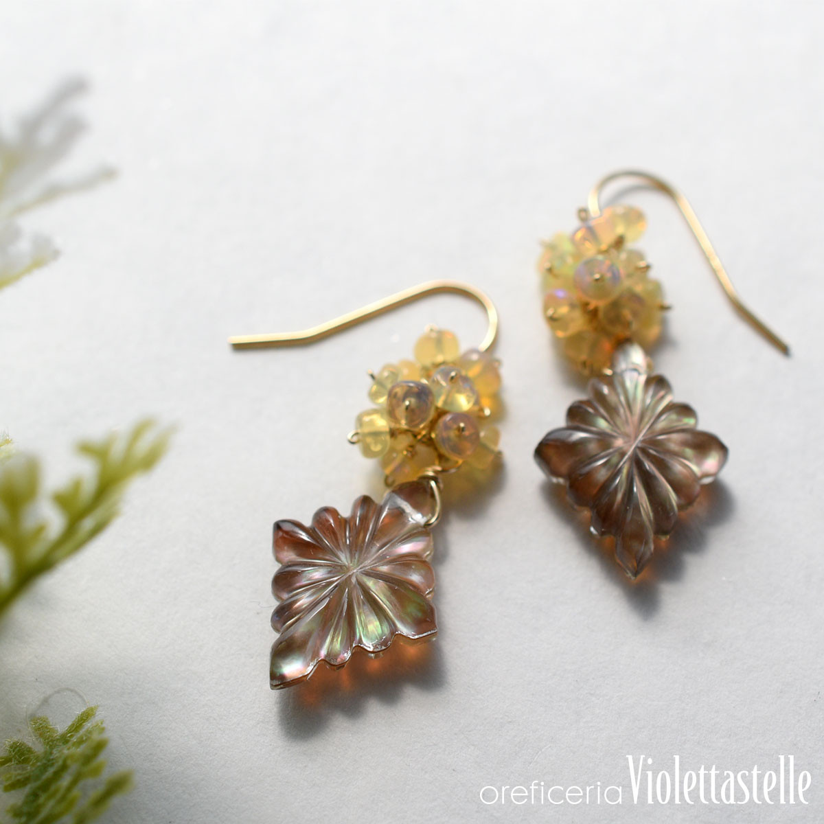 【ワケありな逸品】14kgf 黒蝶貝とクォーツのピアスwithオパール