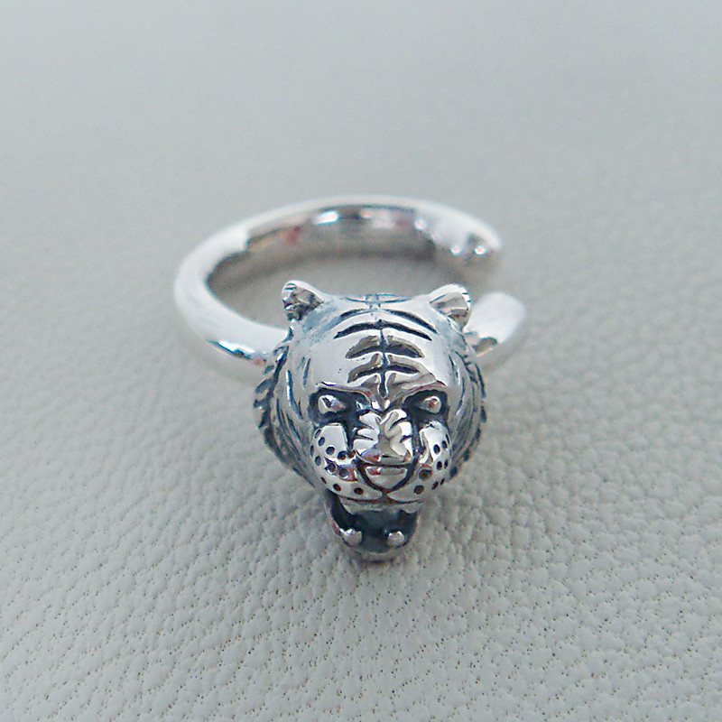 とらイヤーカフ(右耳用)　トラ虎シルバーアクセサリー　十二支干支　寅　動物モチーフ　SILVER925