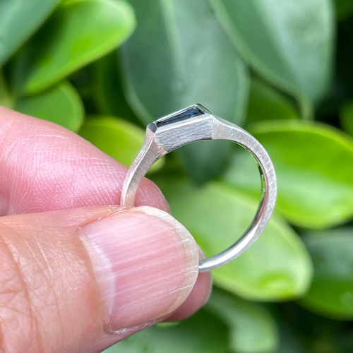 ブルーサファイア テーパーバゲット 0.52ct 変形印台 シルバー