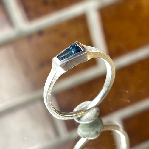 ブルーサファイア テーパーバゲット 0.52ct 変形印台 シルバー