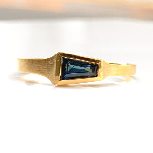ブルーサファイア テーパーバゲット 0.52ct 変形印台 シルバー