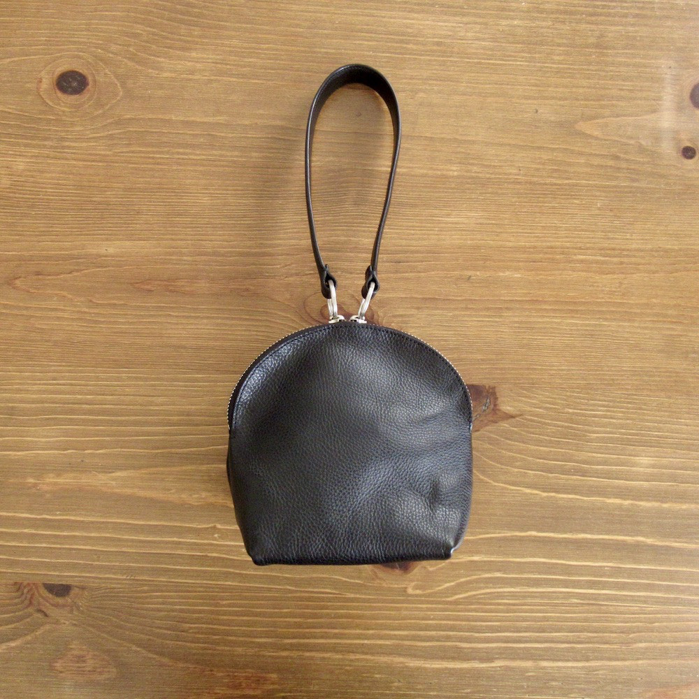 丸いフォルムのミニポーチ　鞄　サブバッグ　ミニバッグ　レザー　ハンドバッグ