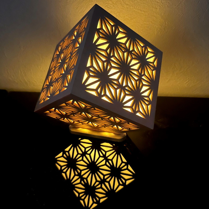 【日本/和紙】木製麻の葉文様leaningランプ　　照明 ライト 麻の葉模様 伝統 和柄 正方形 コンパクト 省スペース