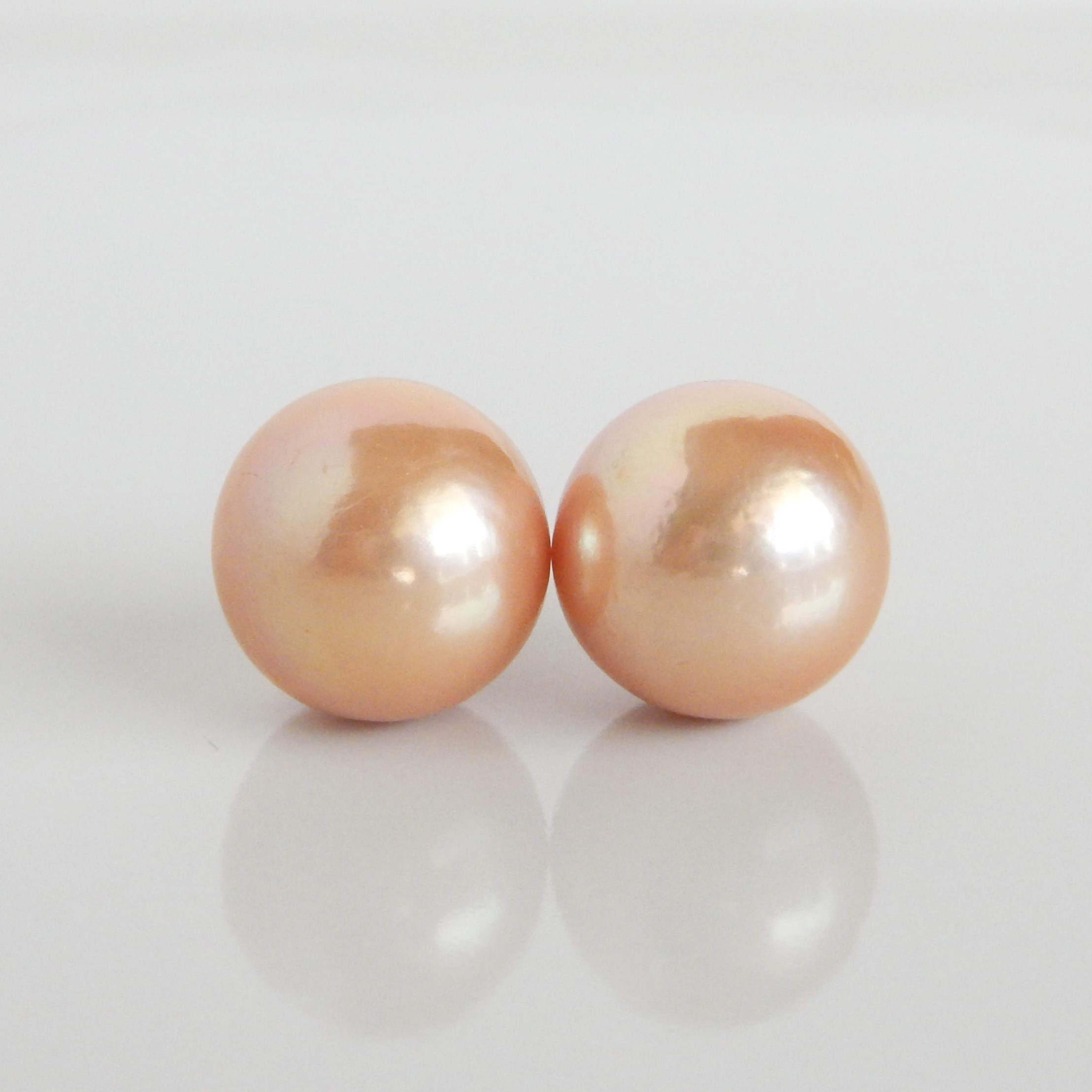 〖ラウンド13mm/オレンジゴールド〗淡水パールスタッドピアス/イヤリング14kgf【1546】