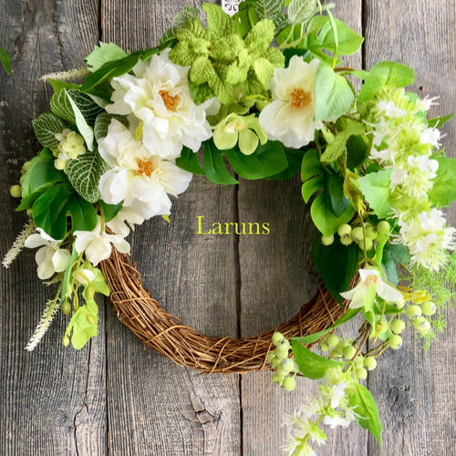 白のワイルドローズと青ブドウとミントのグリーンリース 豪華リース  