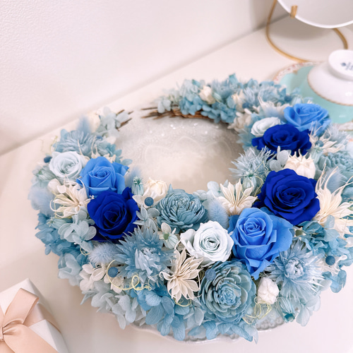 オーダー作品】人気 三日月リース ブルー 青 光沢あるバラが美しい