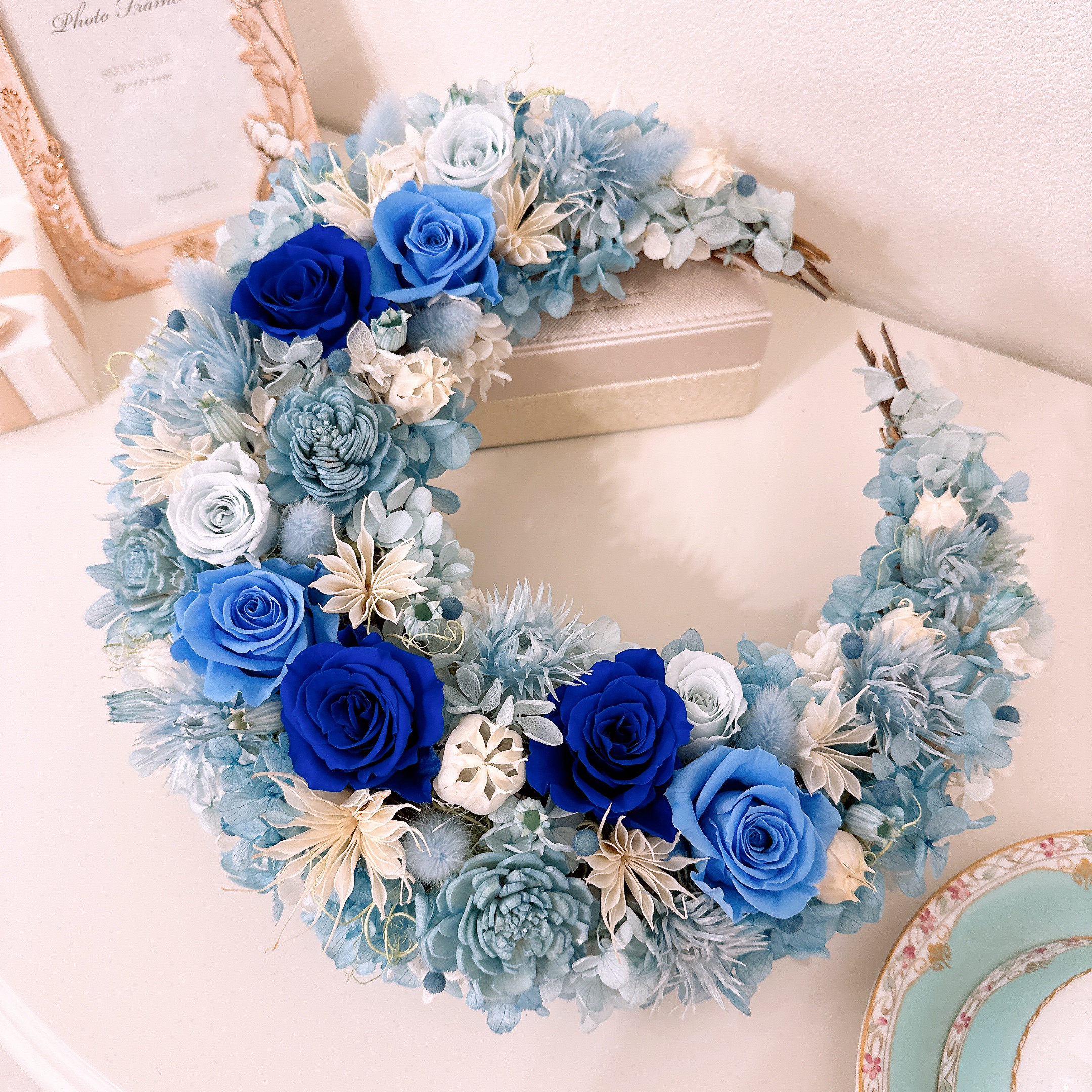 【オーダー作品】人気 三日月リース ブルー 青 光沢あるバラが美しい ウエディング 母の日ギフト 還暦 祝 サマーリース