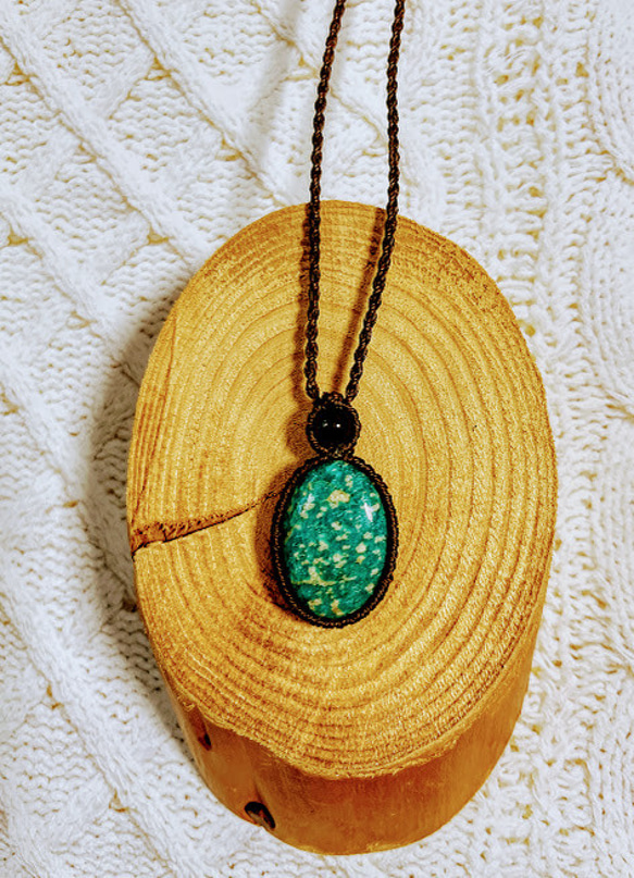 アマゾナイトのマクラメペンダント ネックレス・ペンダント monaka  