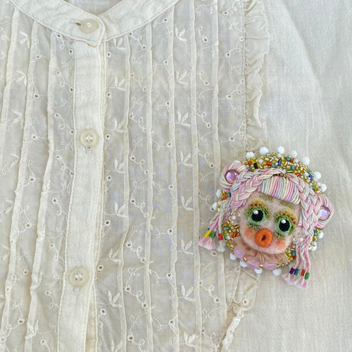 羊毛フェルト ビーズ刺繍 ブローチ 女の子 ① ブローチ ナッツ