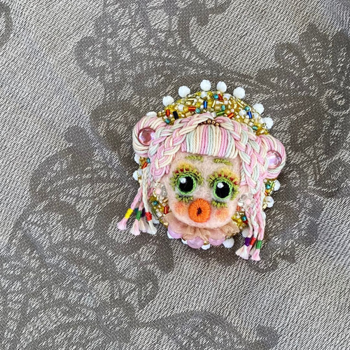 羊毛フェルト ビーズ刺繍 ブローチ 女の子 ① ブローチ ナッツ